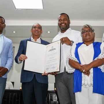 Ayuntamiento de Higüey reconoce al ministro de Obras Públicas Deligne Ascención