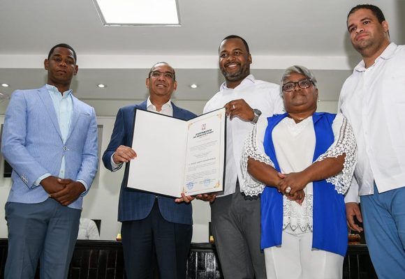 Ayuntamiento de Higüey reconoce al ministro de Obras Públicas Deligne Ascención