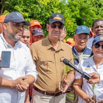 Ministro Deligne Ascención encabeza jornada de siembra de árboles