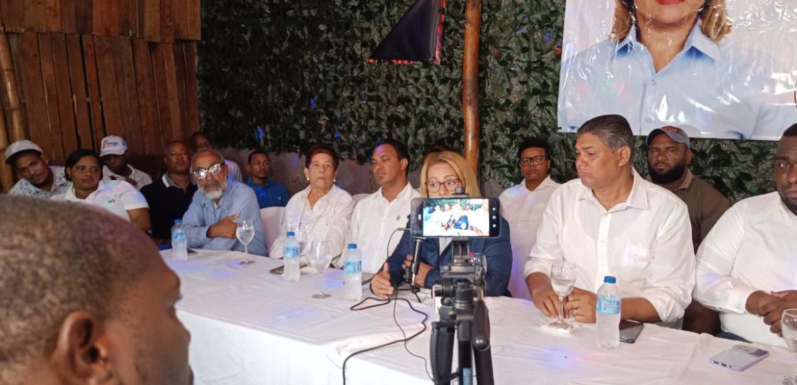 Karen Serrata anuncia aspiraciones a dirigir la alcaldía de Los Alcarrizos.