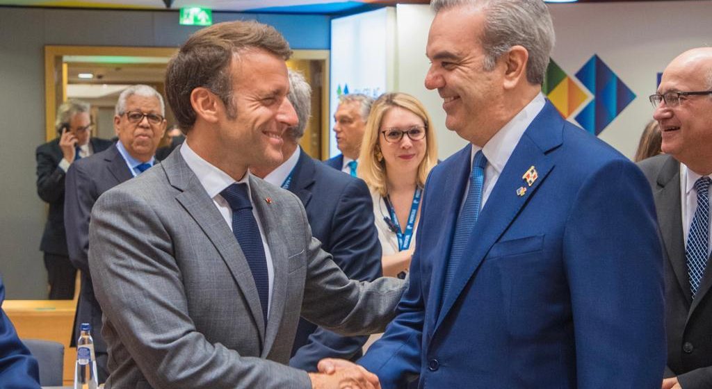 Bruselas, Bélgica.-El presidente de la República, Luis Abinader, y el presidente de Francia, Emmanuel Macron se dan un apretón de manos en un aparte de la Cumbre de la Unión Europea-CELAC.
