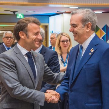 Bruselas, Bélgica.-El presidente de la República, Luis Abinader, y el presidente de Francia, Emmanuel Macron se dan un apretón de manos en un aparte de la Cumbre de la Unión Europea-CELAC.