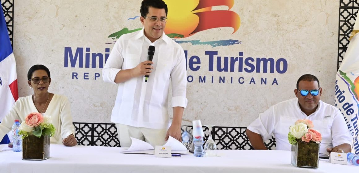 Ministro Collado deja iniciados trabajos en calles de Bayahíbe a un costo cercano a los 53 millones de pesos y anuncia inversión por otros  RD $200 millones 