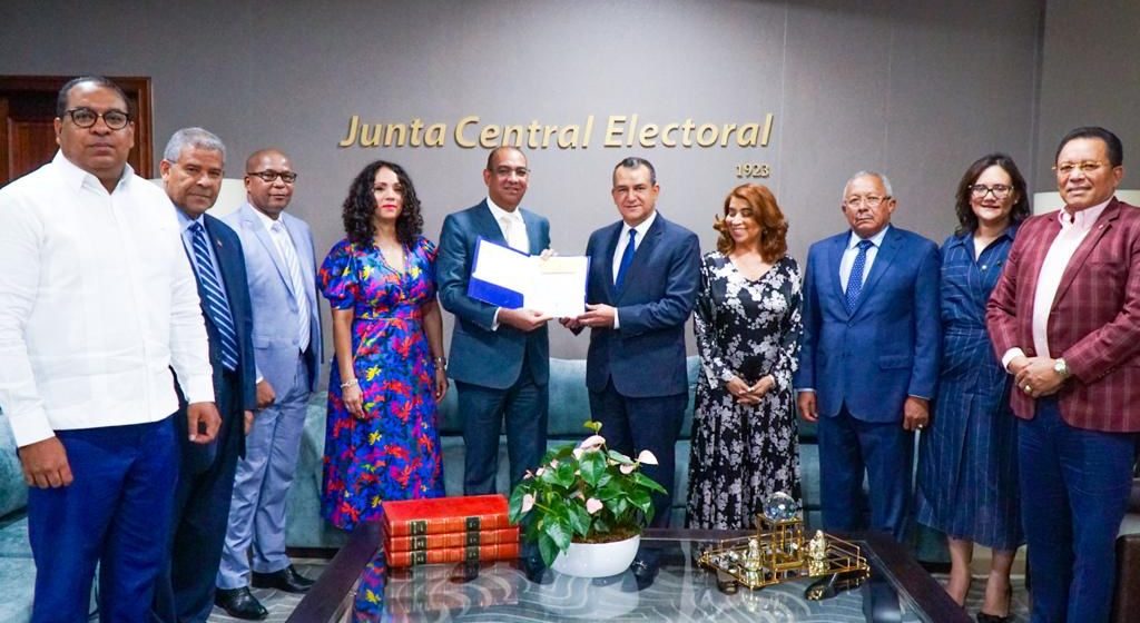 PRM entrega a la Junta Central Electoral un padrón de 3,092,289 afiliados