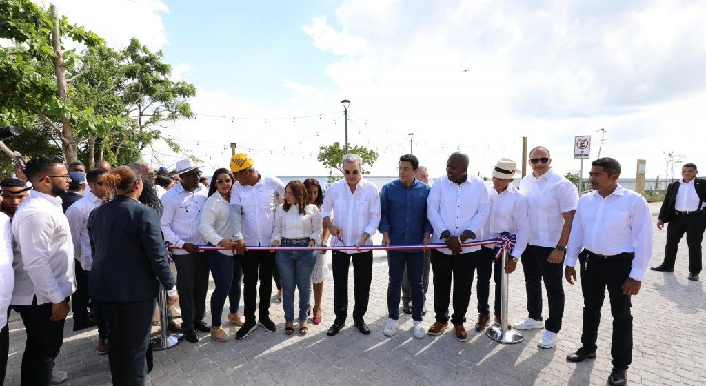 Presidente Abinader y ministro Collado inauguran nuevo malecón de Caleta en La Romana