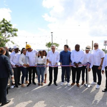Presidente Abinader y ministro Collado inauguran nuevo malecón de Caleta en La Romana