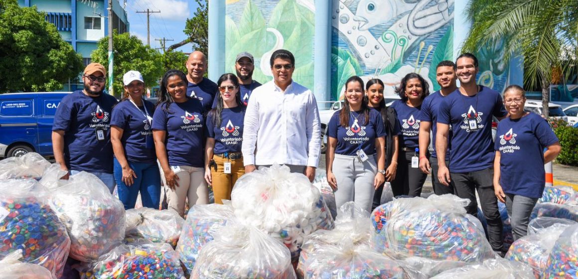 La CAASD recolecta cientos de miles de tapitas de botellas