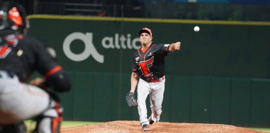 Raúl Valdés hace historia en paliza Toros sobre Licey