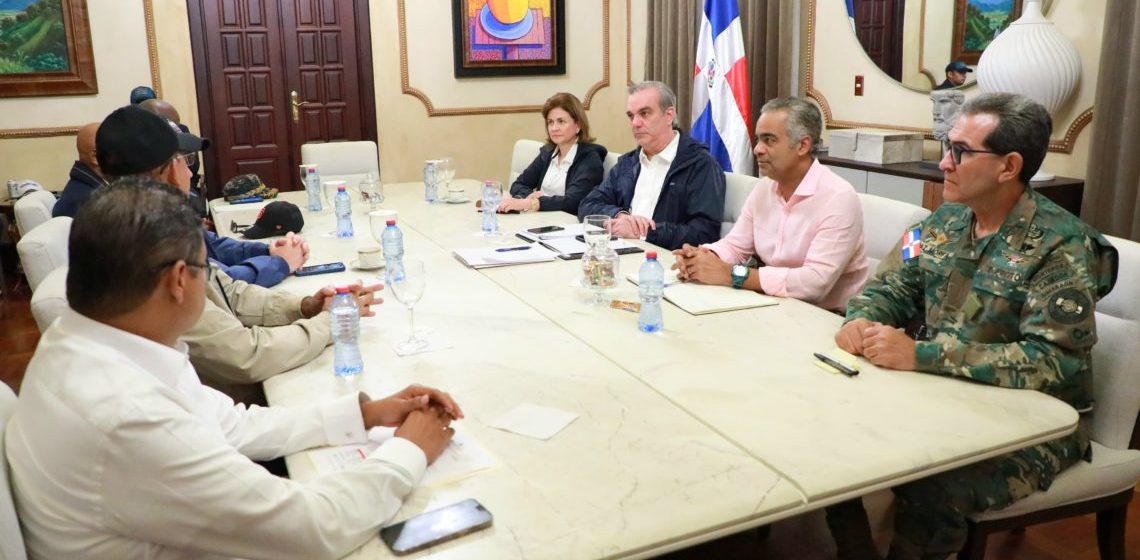 Presidente Luis Abinader sostiene reunión de urgencia con organismos de rescate