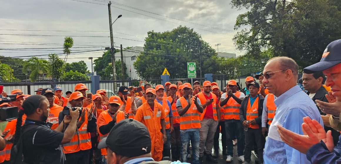 MOPC y Comipol refuerzan brigadas con más de 500 hombres para labores de limpieza y retiro de escombros en vías