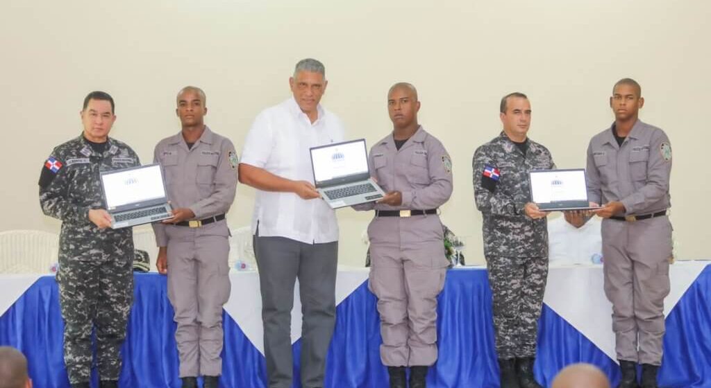 Interior y Policía entrega laptops a conscriptos como parte del compromiso de reforma educativa policial