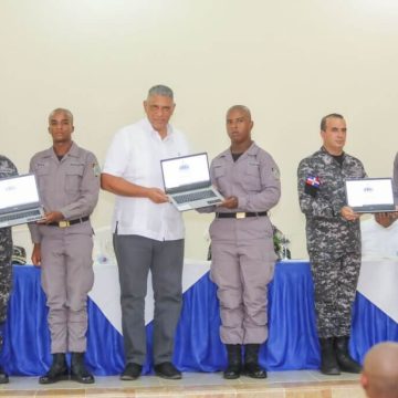 Interior y Policía entrega laptops a conscriptos como parte del compromiso de reforma educativa policial