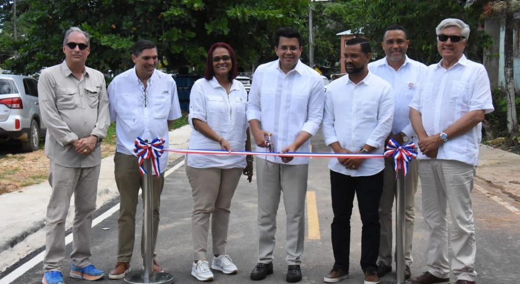 Ministro de Turismo inaugura reconstrucción de infraestructuras viales en Las Terrenas