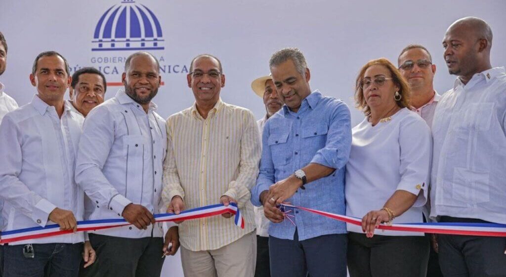 Ministro Deligne Ascención inaugura un puente peatonal y motorizado en El Carril de Haina