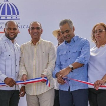 Ministro Deligne Ascención inaugura un puente peatonal y motorizado en El Carril de Haina