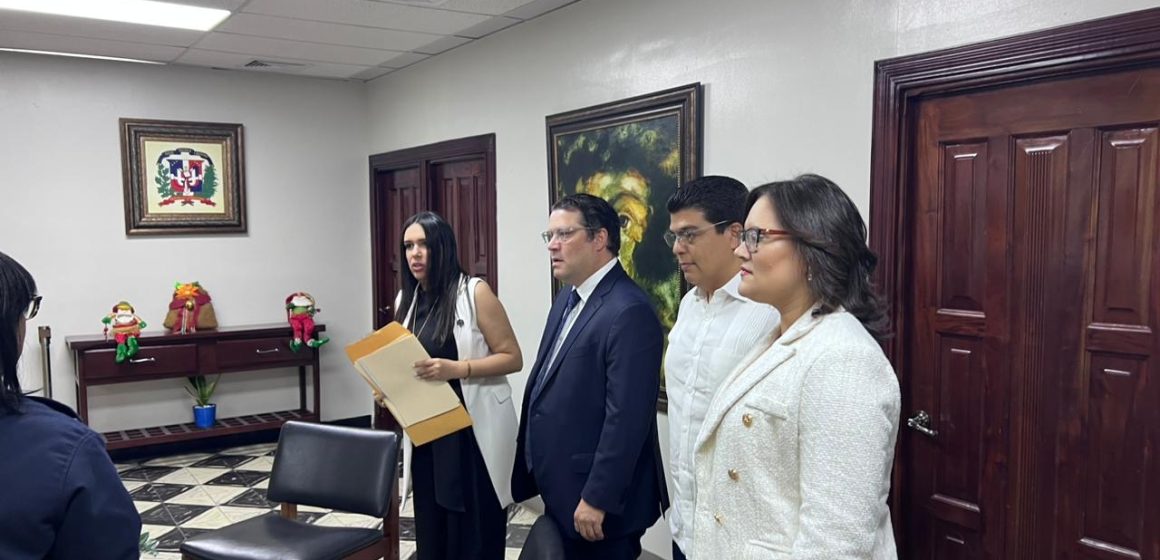 PRM repite dupla ganadora en la capital: inscribe a Carolina Mejía como alcaldesa y Stalin Alcántara, vicealcalde