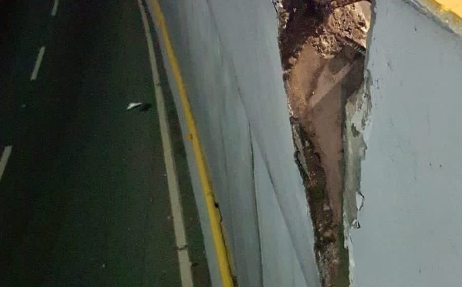 MOPC informa que la estructura del paso a desnivel 27 de febrero con Tiradentes no representa peligro luego de ser impactado por un vehículo esta madrugada