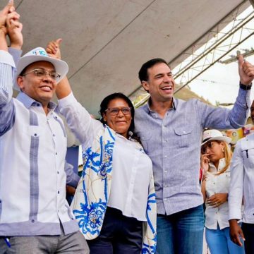 Roberto Ángel juramenta en PRM regidora Gabriela Quezada junto a 203 dirigentes del PLD y FP en Azua