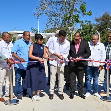Collado entrega renovado Parque Municipal Pepillo Salcedo a un costo superior a los 39 millones de pesos