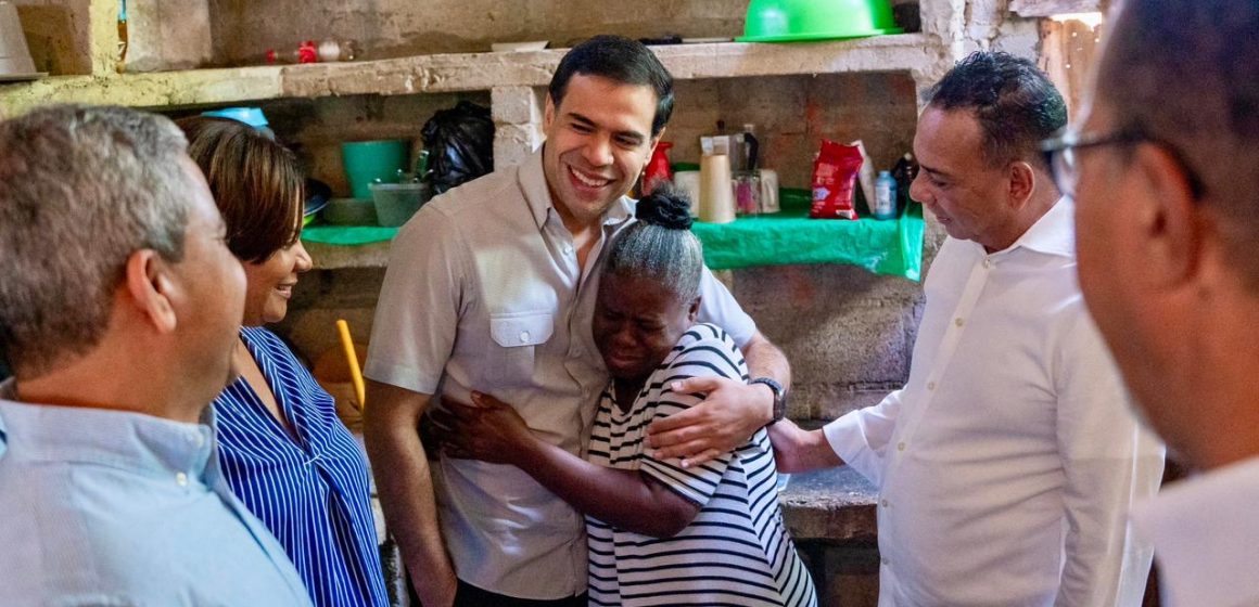Roberto Ángel supervisa reparación de viviendas y entrega de enseres a familias de La Colorada en Monte Plata