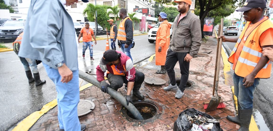 MOPC refuerza brigadas y equipos para desahogo de avenidas con inundaciones