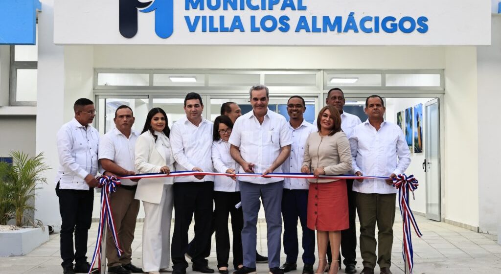 Presidente Abinader entrega remozado Hospital Villa Los Almácigos