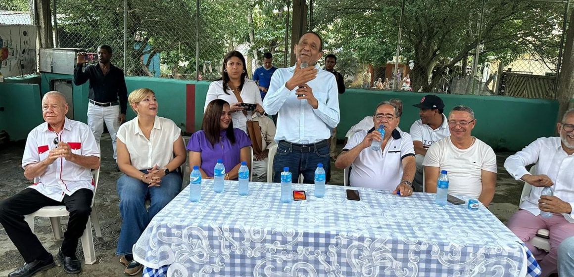 Fiquito Vásquez y Hugo Núñez encabezan exitosa actividad en Jima Abajo, La Vega.