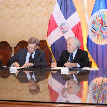 Canciller Roberto Álvarez firma acuerdo con la OEA para observación electoral en elecciones de este año