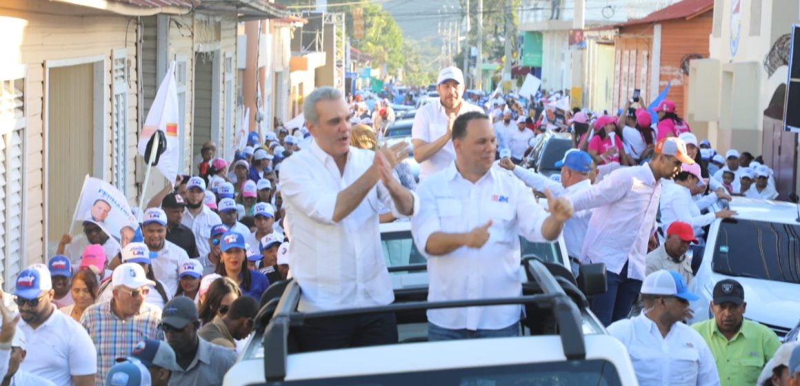 Luis Abinader encabezó multitudinaria caravana con candidatos municipales de Sabana Larga y San José de Ocoa