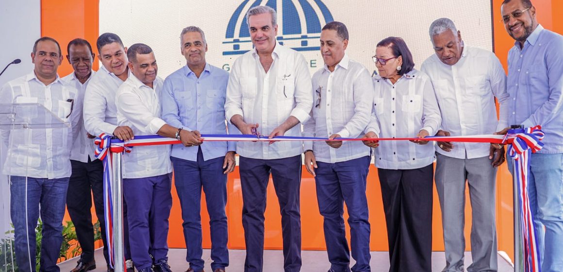 Presidente Abinader inaugura primer tramo de la carretera Barahona-Enriquillo, con una inversión de RD$1,821 millones