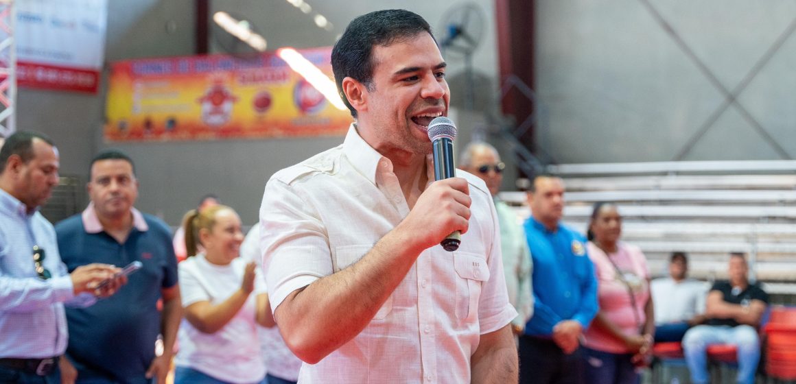 Roberto Ángel encabeza entrega de juguetes en Santiago
