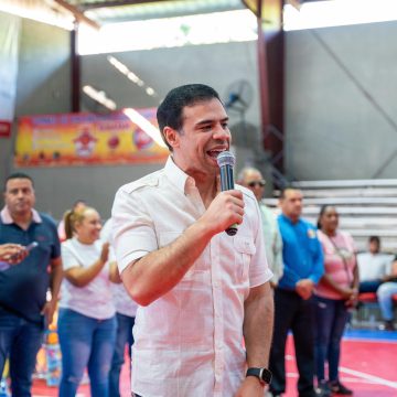 Roberto Ángel encabeza entrega de juguetes en Santiago