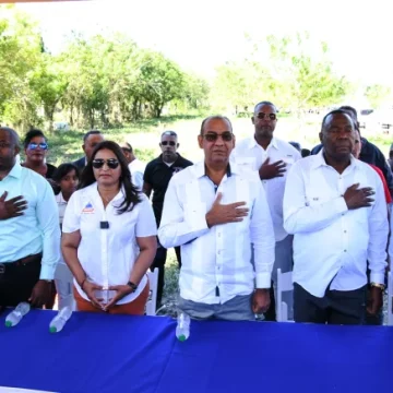 Obras Públicas entrega parque bulevar en El Valiente