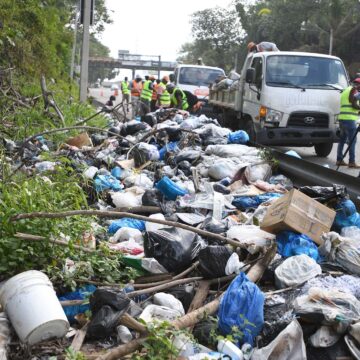 Obras Públicas recoge 240 toneladas de desechos sólidos cada mes en carreteras del país