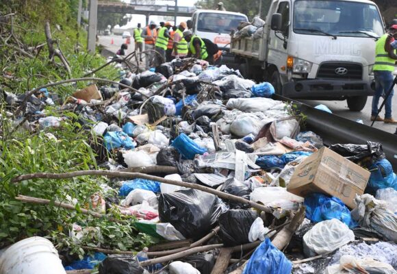 Obras Públicas recoge 240 toneladas de desechos sólidos cada mes en carreteras del país