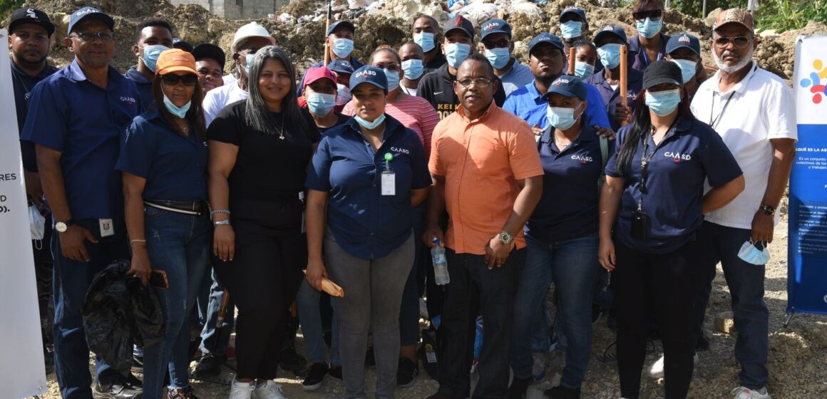 CAASD realiza jornada de limpieza en cañada La 800ta de Los Ríos, DN