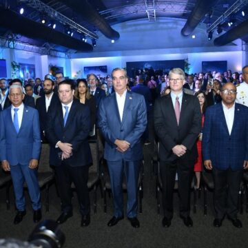 Presidente Luis Abinader asegura el mundo mira hacia RD