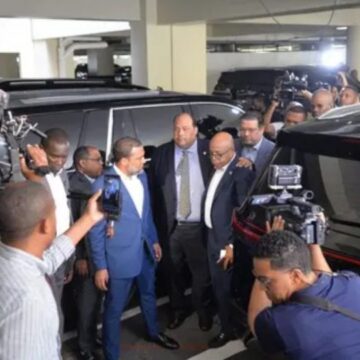 Alfredo Pacheco llega a Cámara de Diputados a recibir condolencias por muerte de su hijo