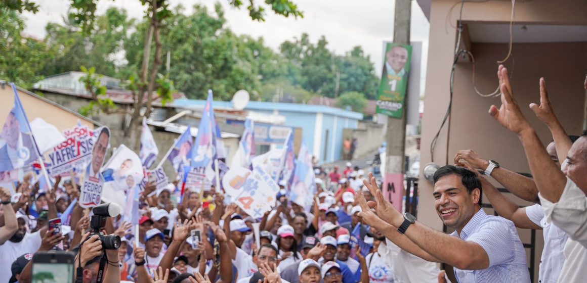 Roberto Ángel encabezó junto al candidato a senador, Pedro Tineo, una gran marcha en Monte Plata