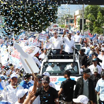 Abinader encabeza multitudinaria marcha caravana en San Juan