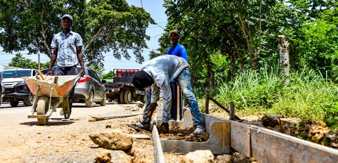 Comunitarios reciben con júbilo trabajos de remodelación y asfaltado de calles en sectores de Santo Domingo Este