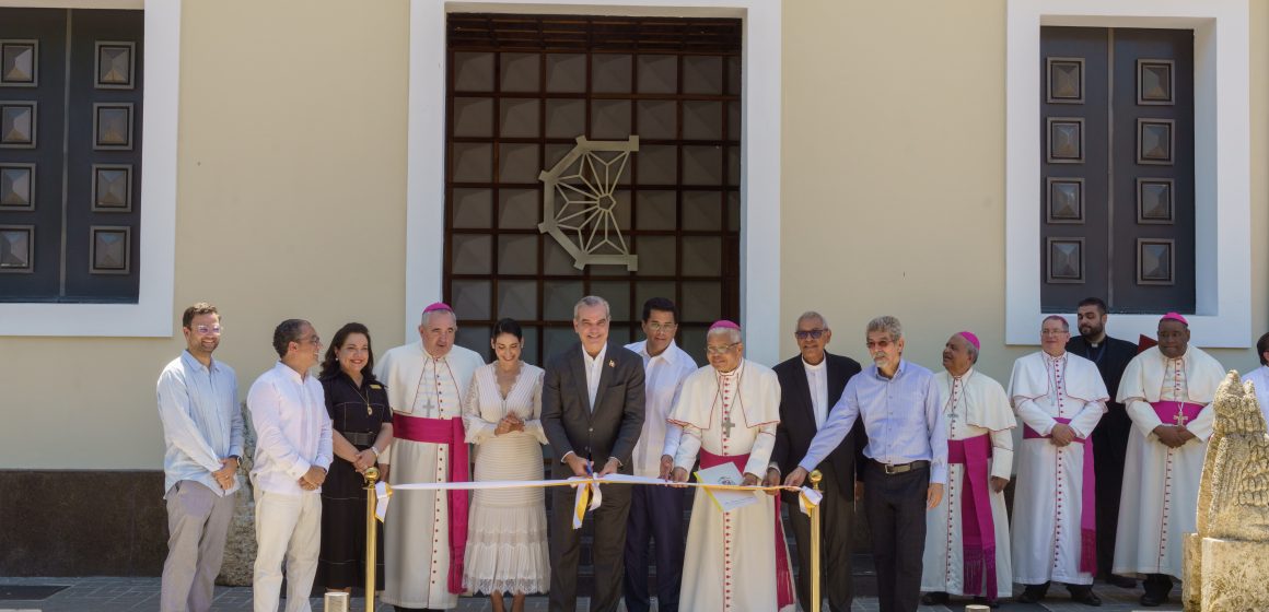 Presidente Abinader y el ministro Collado entregan a la iglesia remozado el museo de la Catedral en Ciudad Colonial