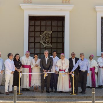 Presidente Abinader y el ministro Collado entregan a la iglesia remozado el museo de la Catedral en Ciudad Colonial
