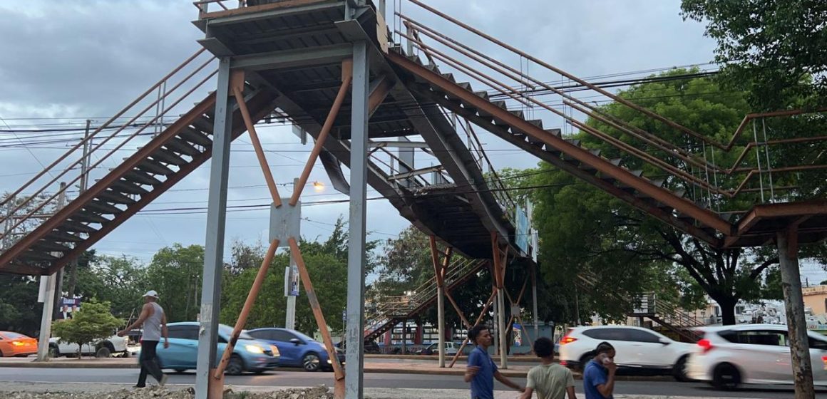 MOPC desmonta dañado puente peatonal en Sabana Perdida