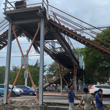 MOPC desmonta dañado puente peatonal en Sabana Perdida