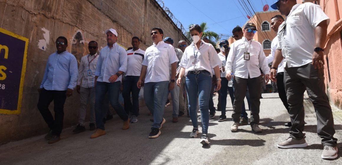 Fellito Suberví recorre cañada el Túnel de Capotillo y supervisa avances trabajos en cañada La 800ta