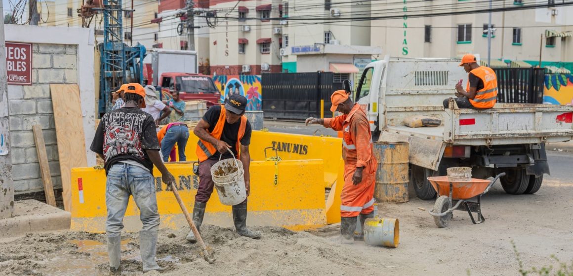 MOPC construye imbornales para corregir falla en drenaje de la avenida Isabel Aguiar