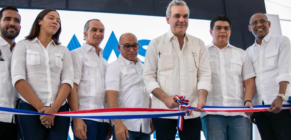 Presidente Luis Abinader y Fellito Suberví inauguran el remozamiento de la cañada El Túnel, en Capotillo