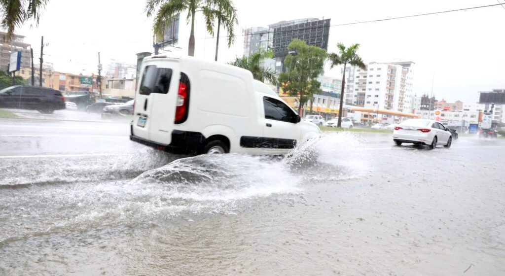 COE eleva a 24 las provincias en alerta por efectos de onda tropical