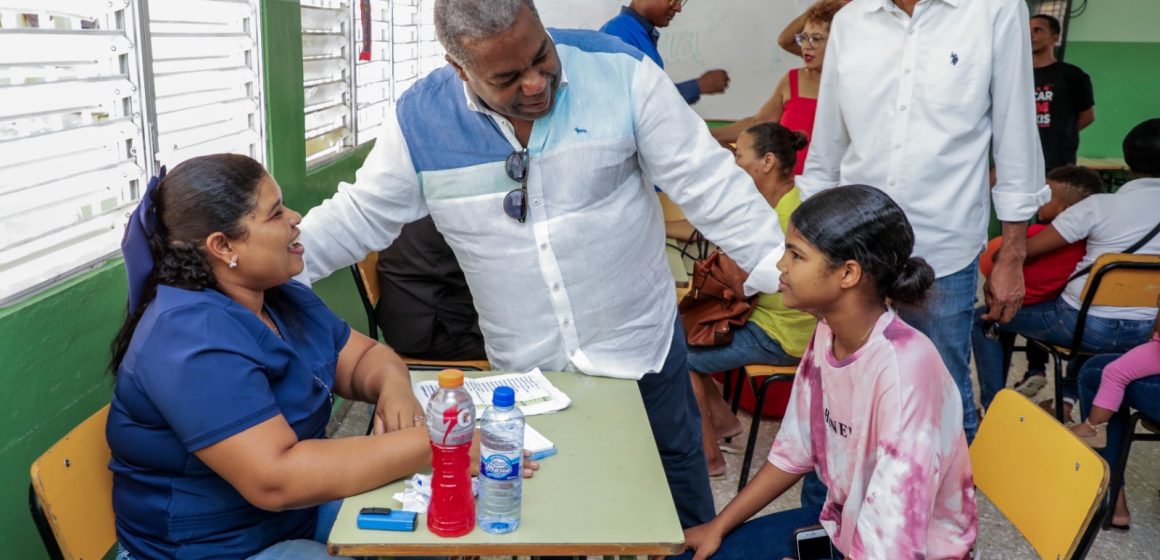 Tony Peña encabeza jornadas sociales en María Trinidad Sánchez